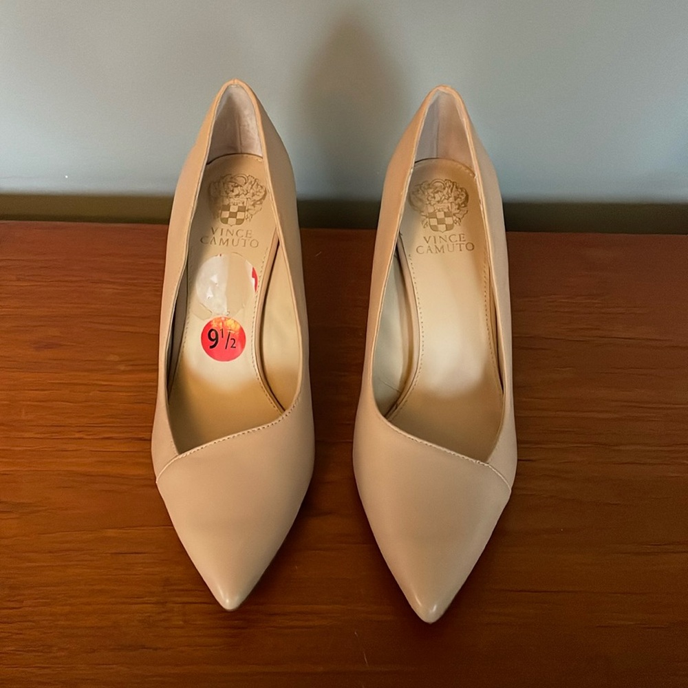Classy Women's Nude Vince Camuto High Heeled Pump 9.5